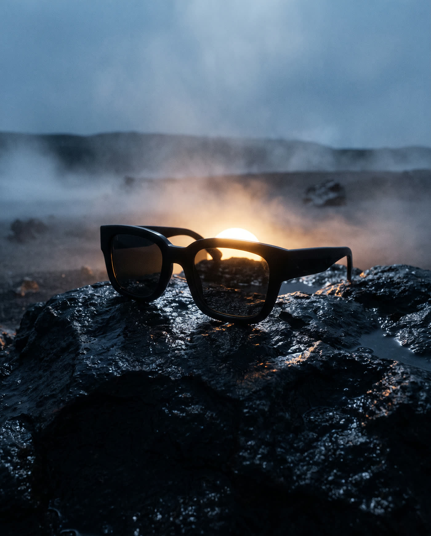 Les lunettes sur une roche volcanique à l'aube
