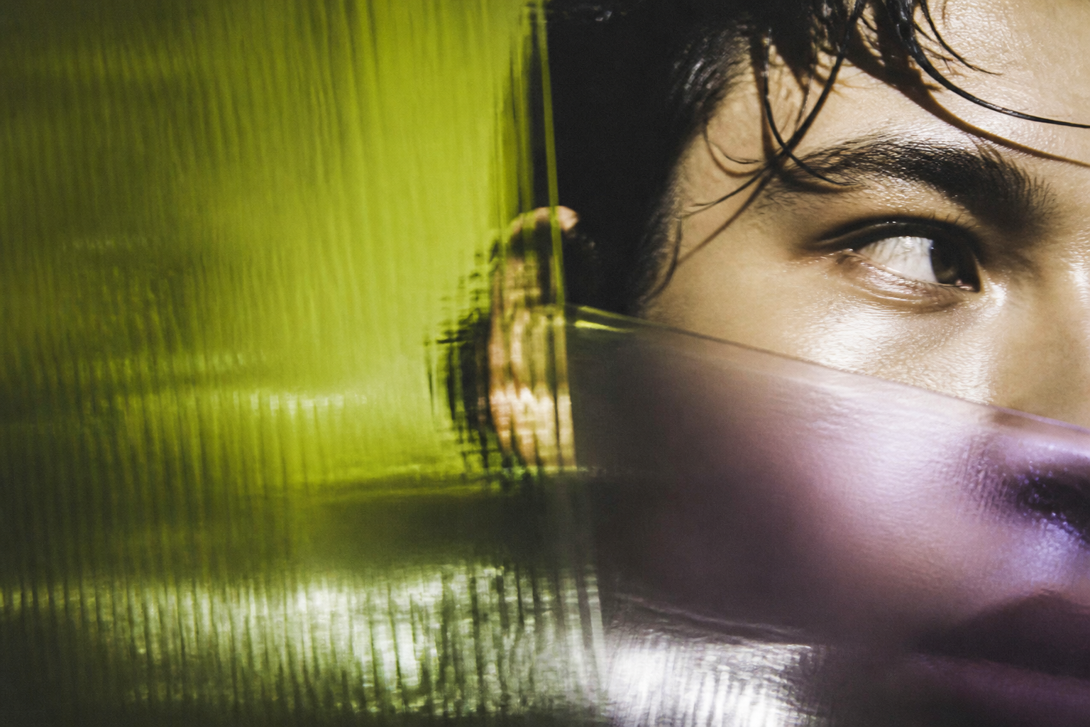 Un regard humain traverse une composition de verre coloré